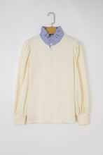 Cargar imagen en el visor de la galería, Blusa beige cuello con rayas azul en V, Large
