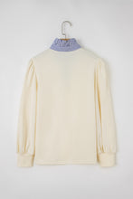 Cargar imagen en el visor de la galería, Blusa beige cuello con rayas azul en V, Large
