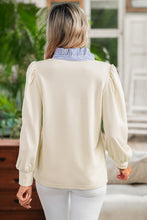 Cargar imagen en el visor de la galería, Blusa beige cuello con rayas azul en V, Large
