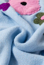 Cargar imagen en el visor de la galería, Suéter celeste con flores bordadas M
