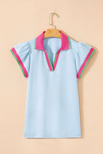 Cargar imagen en el visor de la galería, Blusa celeste cuello V rosado M
