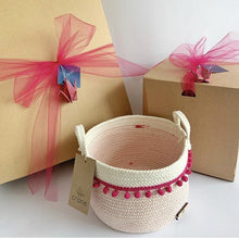 Cargar imagen en el visor de la galería, Cesta grande con pompones 29x26 cms
