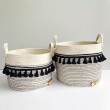 Cargar imagen en el visor de la galería, Cesta redonda crudo con negro
