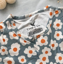 Cargar imagen en el visor de la galería, Pijama bambú magnética flores blancas 0-3m
