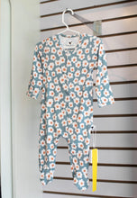 Cargar imagen en el visor de la galería, Pijama bambú magnética flores blancas 12-18m

