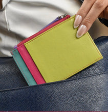 Cargar imagen en el visor de la galería, Tarjetero zipper de cuero
