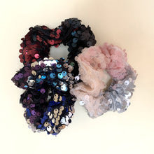 Cargar imagen en el visor de la galería, French Scrunchies con perlas
