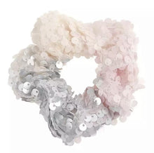Cargar imagen en el visor de la galería, French Scrunchies con perlas
