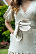 Cargar imagen en el visor de la galería, Vestido Haiti beige cinturón y flores blancas XXL
