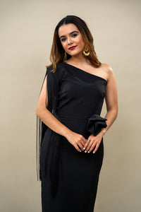 Vestido Noir negro con flecos en hombro y flor en cintura M