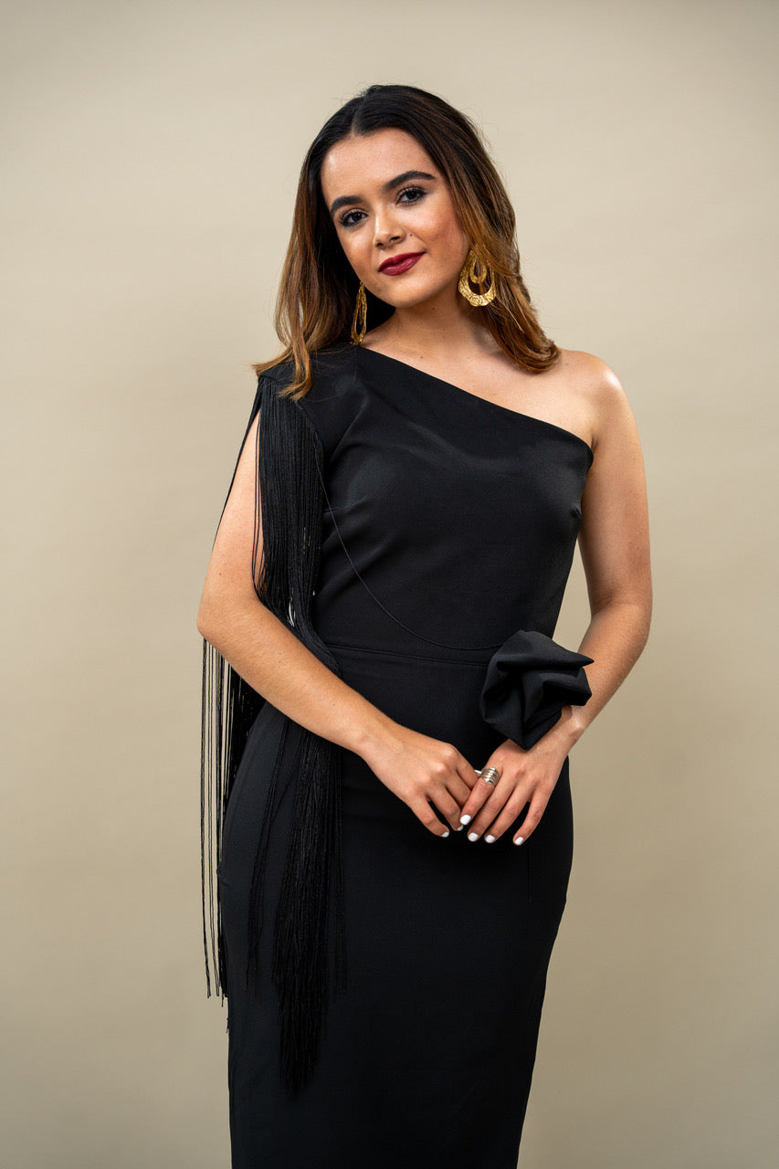 Vestido Noir negro con flecos en hombro y flor en cintura M
