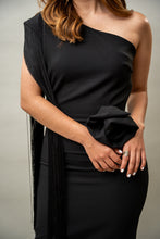 Cargar imagen en el visor de la galería, Vestido Noir negro con flecos en hombro y flor en cintura M

